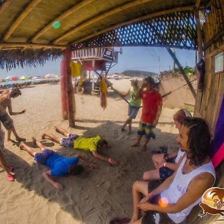 Iguana Beach House Hostel Montañita Kültér fotó