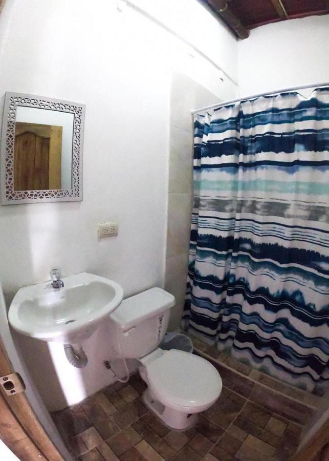 Iguana Beach House Hostel Montañita Kültér fotó